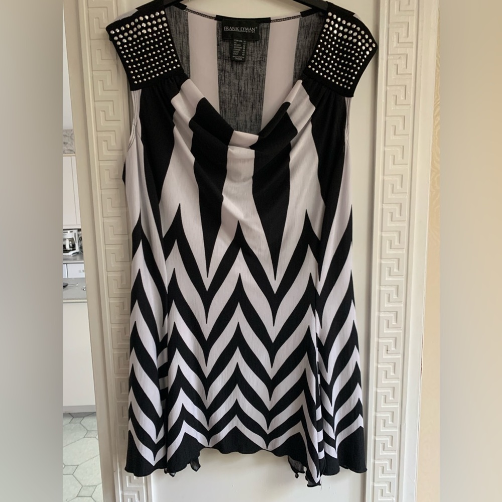 Dana Buchman Black & White Chevron Sleeveless Cowl Neck Top